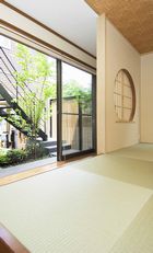 窓を開けると桂の木が現(xiàn)れる。