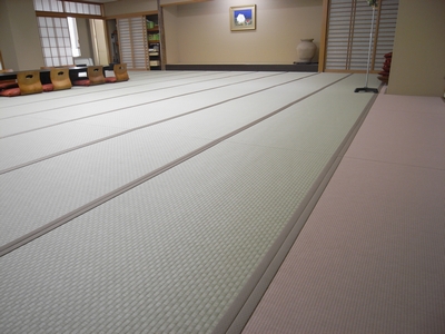 MIGUSA 市松-茶綠位于中央，邊緣用目積-粉紅點綴。